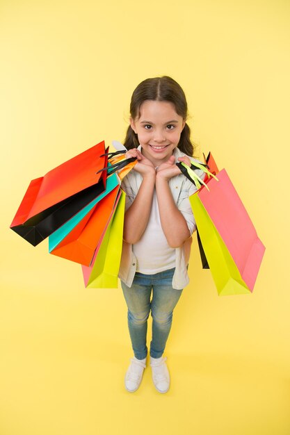 Vente. petite fille avec des sacs après vente. vente du vendredi noir. grande vente le cyber lundi.