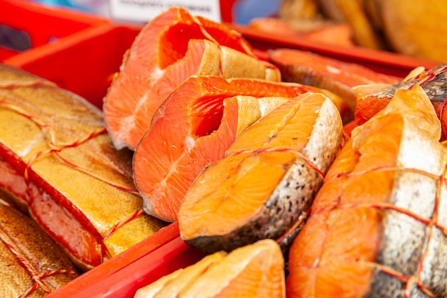 Vente de poisson fumé du Kamtchatka. Fruits de mer d'Extrême-Orient, poisson fumé naturel - Saumon quinnat au marché de Noël de la ville.