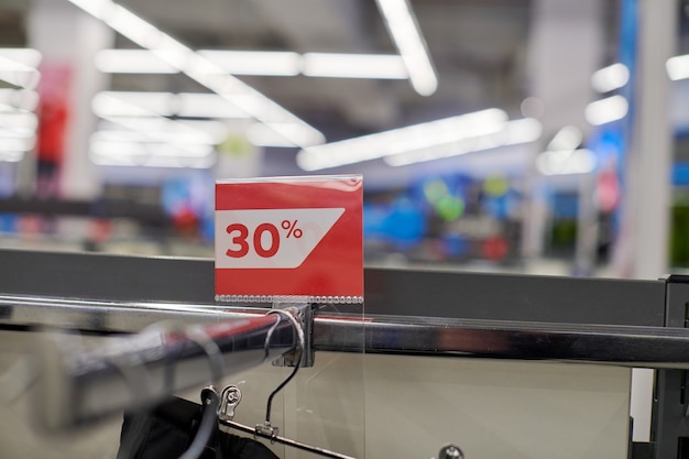 Vente saisonnière 30% de réduction, réductions de vacances dans le centre commercial, Black Friday. Temps de vente du nouvel an au centre commercial européen. Promotions de Noël en magasin de vêtements. Vêtements et vêtements de sport.