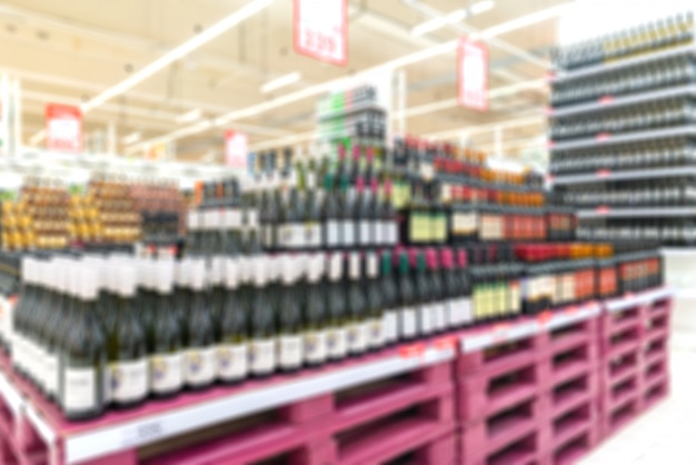 Vente de vin en magasin. Intérieur de la salle des marchés. Arrière-plan flou.