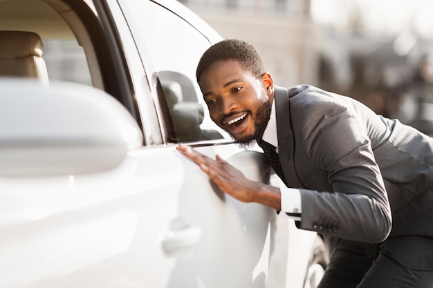 Photo vente de voitures happy afro man touching new auto