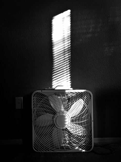 Ventilateur électrique dans une pièce sombre