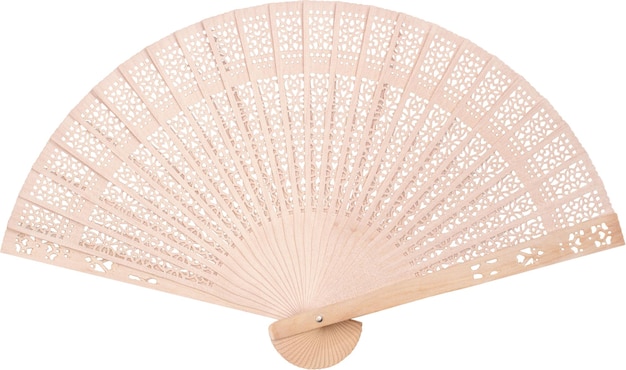 Ventilateur oriental en bois isolé sur fond blanc