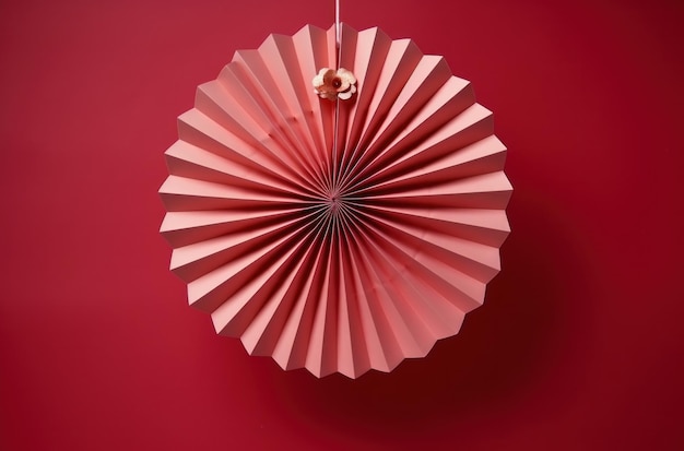 Photo le ventilateur d'origami suspendu sur un fond rose