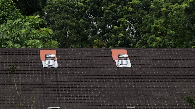 La ventilation du toit ou le ventilateur du ventilateur d'air sont des bouches d'admission et d'échappement qui assurent la circulation de l'air pour maintenir l'atmosphère à l'intérieur d'une maison confortable