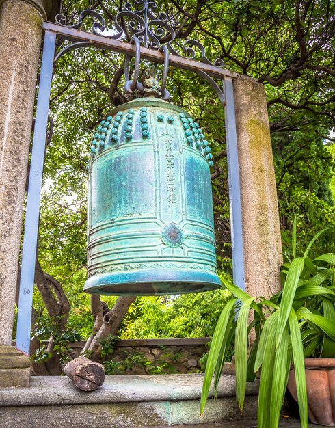 Ventimiglia, Italie - Circa Aot 2020 : Ancienne Cloche Japonaise Située Dans Les Jardins De Hambury Et Finement Ouvragée En Bronze. Il Semble Provenir D'un Sanctuaire Bouddhiste Détruit Par Un Incendie Dans Le Centre Du Japon.