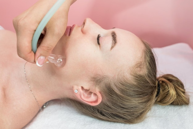 Ventouses massage facial gros plan procédure de lifting avec pot de matériel Thérapie faciale ventouses sous vide