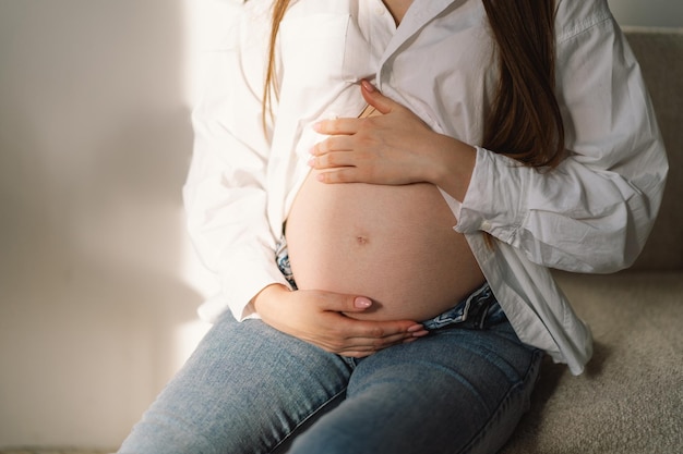 Le ventre d'une femme enceinte en gros plan