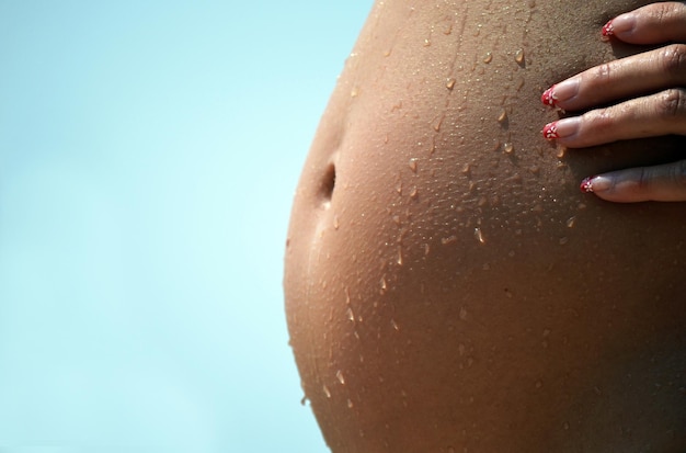 Ventre de femme enceinte humide