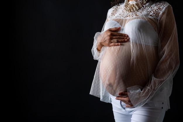 Ventre de femme enceinte mois noir