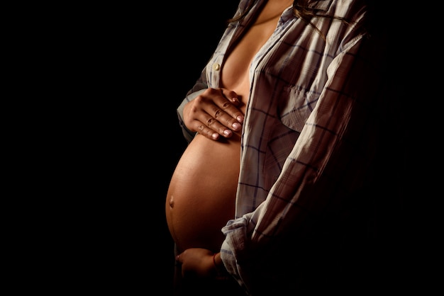 Ventre de femme enceinte plus sombre