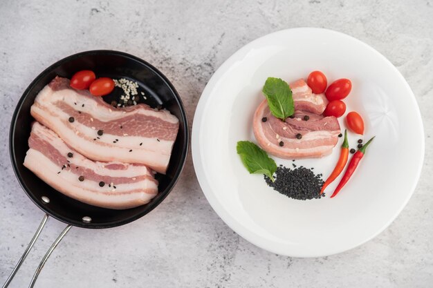 Ventre de porc dans une casserole avec des graines de poivre Tomates et épices