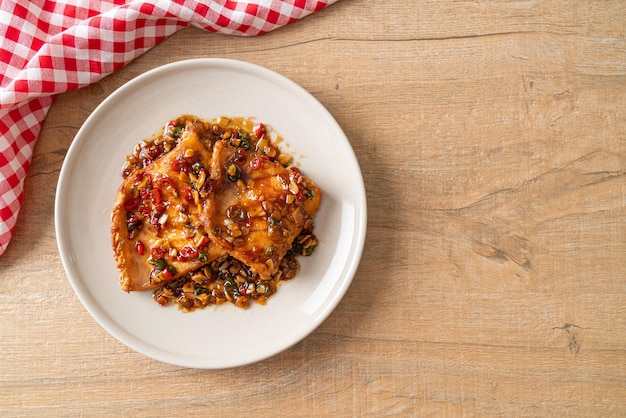 Ventre de vivaneau frit avec sauce soja épicée à l'ail