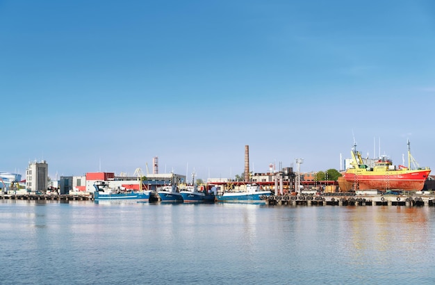 Ventspils, Lettonie - 8 mai 2016 : Navires et bateaux à Marina à Ventspils. Ventspils est une ville de la région de Courlande en Lettonie. La Lettonie est l'un des pays baltes