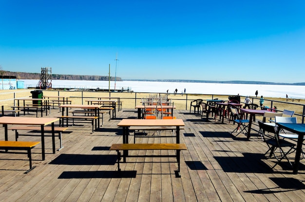 La véranda d'un café d'été sans personne en hiver.