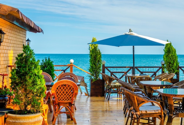 La véranda du café d'été sur le fond de la mer.