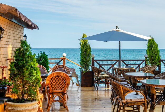 La véranda du café d'été près de la mer.