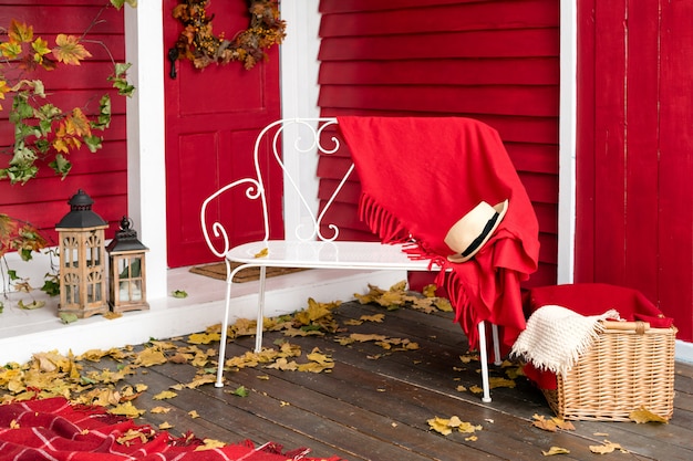 Véranda de maison de campagne en feuilles d'automne