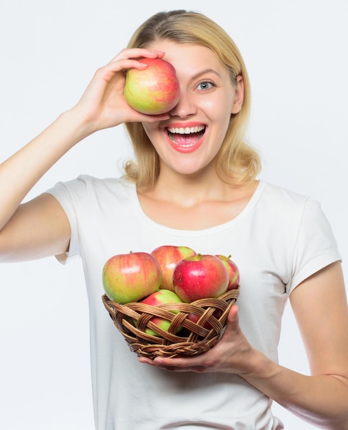 Verger jardinier fille avec panier de pommes récolte d'automne printemps fruits de saison agriculture vie verte aliments sains vitamine régime Nature Heureuse femme mangeant des pommes Pommes savoureuses utiles pour la santé