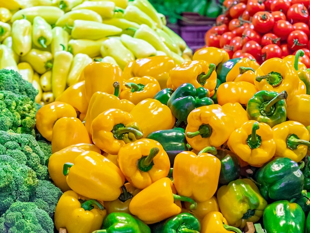 Veriety des légumes sur un comptoir du marché