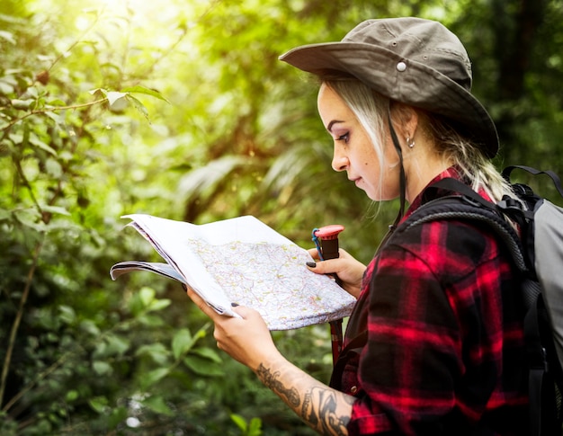 Photo vérification de la carte dans la forêt