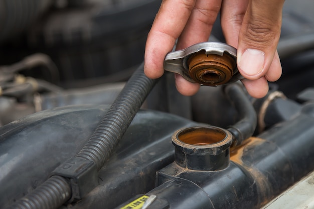 Vérification de la chaleur de l&#39;eau sur le moteur de la voiture