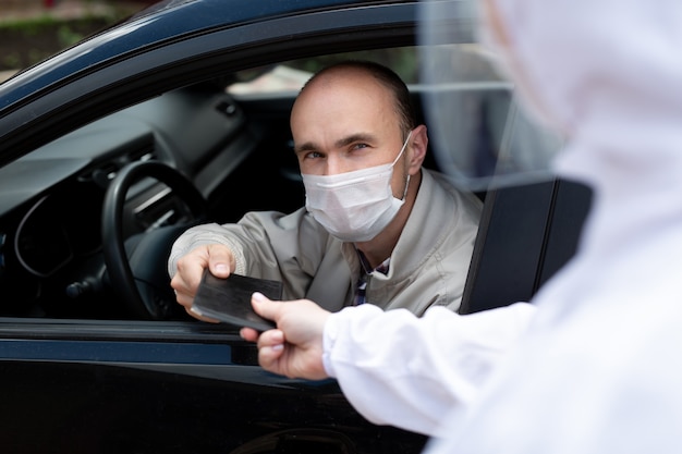 Vérification des documents pour l'autorisation des conducteurs de se déplacer dans la ville pendant la quarantaine. Covid-19