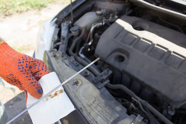 Vérification du niveau d'huile dans la boîte du moteur de voiture