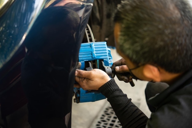 Vérification du système de freinage de la voiture pour réparation au garage automobile