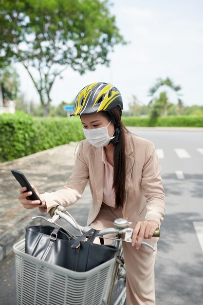 Vérification du téléphone sur le chemin du bureau