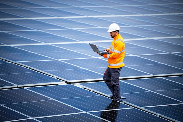 Vérification de la productivité des panneaux solaires installés à l'intérieur de la centrale électrique