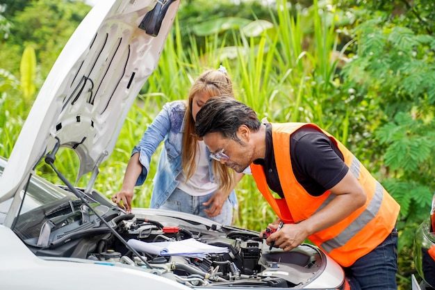 Vérification rapprochée par le mécanicien automobile des pannes et des réparations de liste selon les commandes des clients