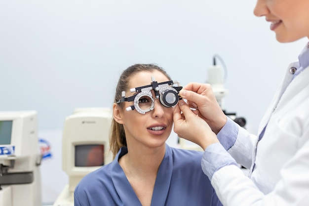 Vérification de la santé oculaire avec équipement ophtalmologique en laboratoire