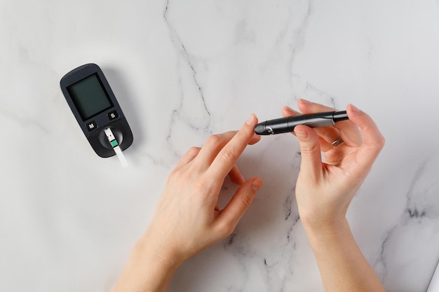 Vérifier le niveau de glycémie et de glucose Diabète avec une bandelette de test de glucomètre à la maison Lecteur de glycémie