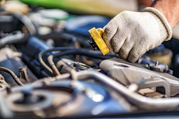 Vérifier le niveau d'huile dans le moteur de la voiture