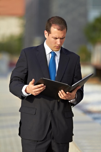 Vérifier ses rendez-vous Un homme d'affaires regardant dans son agenda son emploi du temps