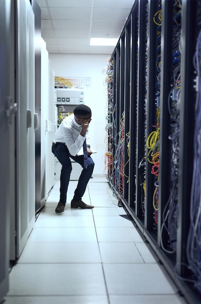 Vérifier si tout est en place Photo recadrée d'un technicien informatique travaillant et vérifiant si tous les serveurs sont opérationnels