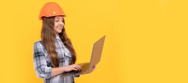 Vérifiez l'e-mail bonne fête du travail future carrière adolescente dans le casque utiliser un ordinateur portable Constructeur d'enfant dans la conception d'affiche horizontale de casque espace de copie d'en-tête de bannière