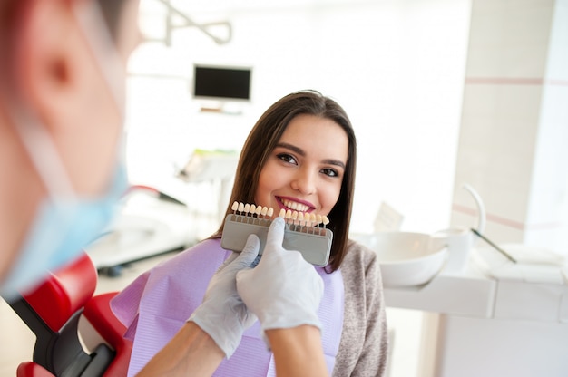 Vérifiez et sélectionnez la couleur des dents.