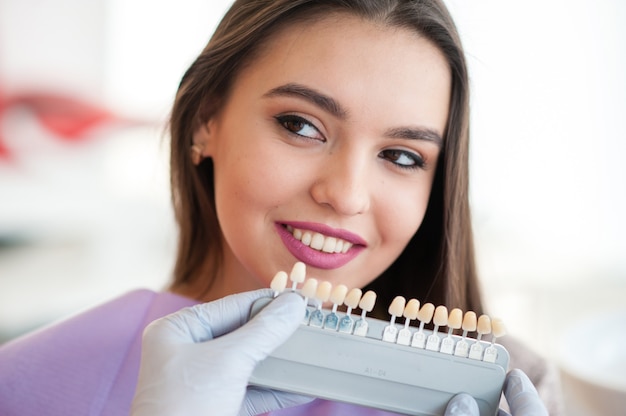 Vérifiez et sélectionnez la couleur des dents.