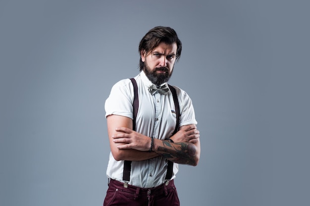 Véritable confiance salon de coiffure barbier mature dans un style rétro homme barbu en bretelles mec brutal porter noeud papillon élégant mode masculine look beau hipster en tenue de soirée fêtard