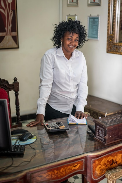 Véritable femme d'affaires noire africaine authentique au bureau