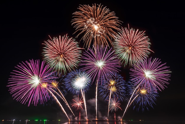 Photo véritable festival de feux d'artifice dans le ciel pour célébrer la nuit au-dessus de la mer