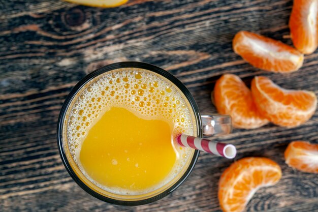 Véritable jus naturel d'agrumes d'orange mûre et juteuse à base de jus sain naturel de mandarines rouges juteuses