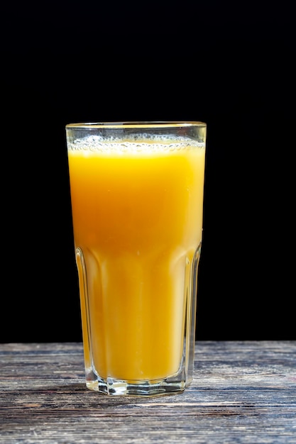 Véritable jus naturel d'agrumes d'orange mûre et juteuse