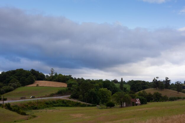 Véritable Panorama Paysage de collines à ciel nuageux Aroue