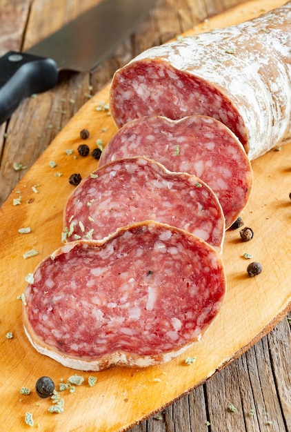 Véritable salami napolitain fait maison avec du porc, des épices et du sel