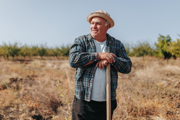 Véritable simplicité portrait d'agriculteurs âgés capturant le charme rural capturant l'âge et