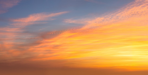 Véritable vue panoramique du coucher du soleil Sunrise Sundown Sky avec de doux nuages colorés