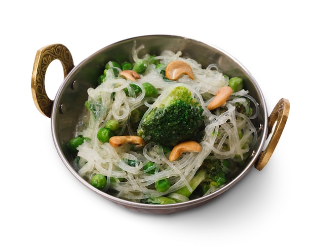 Vermicelles de riz épicé avec brocoli et noix de cajou dans un bol